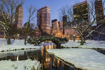 Foto auf Acrylglas Gapstow-Brücke Gapstow Bridge und Central Park an einem schönen Schneetag