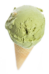 Eistüte mit echtem Pistazieneis von oben