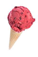 Eistüte mit rotem Fruchteis von oben