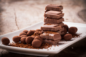 Chopped chocolate with cocoa