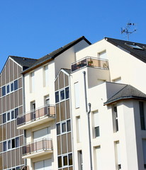 immeuble neuf,toiture ardoises, façades vitrées