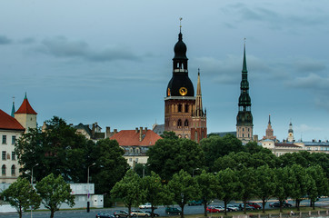 Fototapeta na wymiar Ryga (Łotwa), Stare Miasto w godzinach wieczornych. Wyświetl od D¼winy