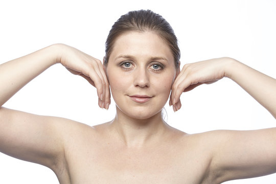 Frau - Beautyaufnahme mit H&auml;nden am Geischt