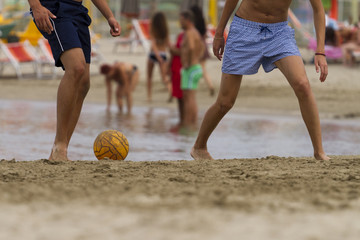 Giocare a calcio sulla spiaggia