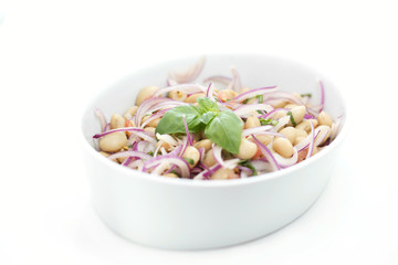 Salat mit dicken Bohnen, geringe Schärfentiefe