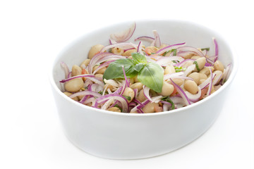 Salat mit dicken Bohnen, große Schärfentiefe