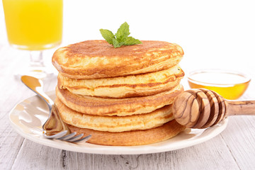 pancakes with honey