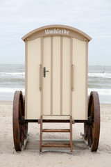 Umkleidekabine bzw- -wagen am Strand von Norderney, Deutschland