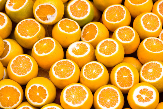 angeschnittene Orangen nebeneinander pr&auml;sentiert