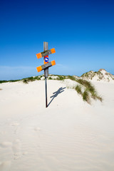 Dünenlandschaft und Schild auf Norderney, Deutschland