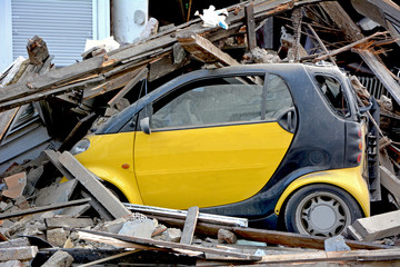 Obraz na płótnie Canvas Samochód po wybuchu dom