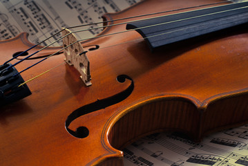 Detail einer antiken Geige mit Noten