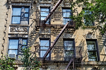 Fototapeta na wymiar escalier de secours sur façade ancienne New York