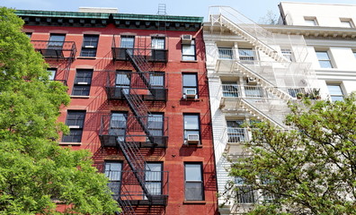 Fototapeta premium rue avec immeubles et escaliers anti incendie new york