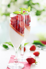 cream jelly with strawberries