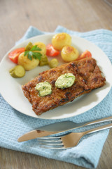 Vegetarisches Steak mit rein pflanzlicher Kräuterbutter