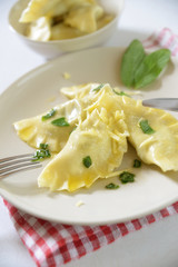 In Salbeibutter geschwenkte Ravioli