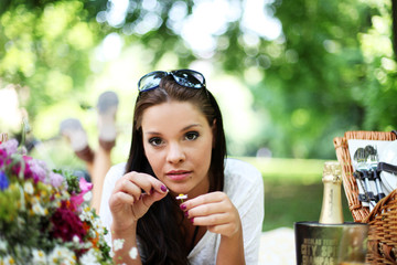 hübsches Model beim Picknick