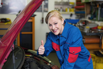 Frau als Mechaniker in Auto Werkstatt