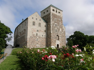 Fototapeta na wymiar 13-wieczny zamek w Turku, Finlandia, róż na pierwszym planie