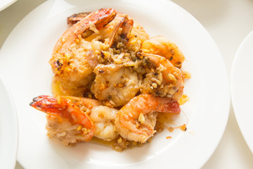 Fried shrimp with garlic paper