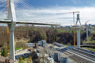 Hängebrücke im Bau