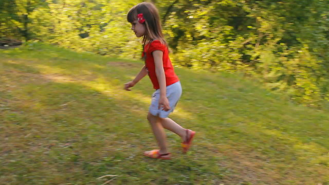 девочка бежит по кругу на природе