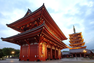 Fototapeta premium Czerwona japońska świątynia Sensoji-ji w Asakusa, Tokio, Japonia