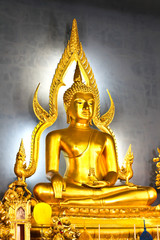 Fototapeta premium The famous Golden Buddha image in Wat Benchamabophit (Marble Tem