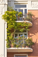 Fototapeta na wymiar Malownicze balkony z pięknym, starym budynku w lecie
