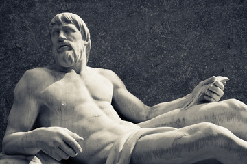 Fototapeta na wymiar statua a Torino
