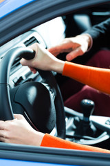 Frau in einem Fahrschule Auto macht Führerschein