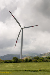 turbine eoliche sulle colline di Salerno in Italia