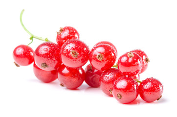 rote Johannisbeeren isoliert vor weiß