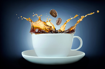 Kaffee Splash mit Bohnen