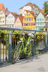 Angeschlossenes Fahrrad auf Brücke