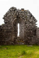 Steinmauer auf dem Friedhof von Derren in Irland