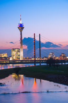 D&uuml;sseldorf bei Nacht mit Br&uuml;cke und Fernsehturm