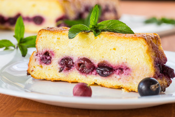 Cottage cheese pie with berries