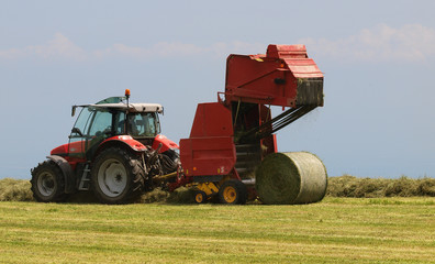 TRACTEUR ET RAMASSEUSE-PRESSE