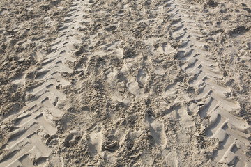 Tracce di pneumatici sulla sabbia