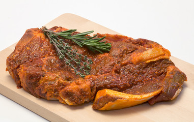 Holzfällersteak auf Holzbrett