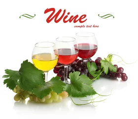 Fotobehang Glasses of wine and ripe grapes with leaves isolated on white © Africa Studio