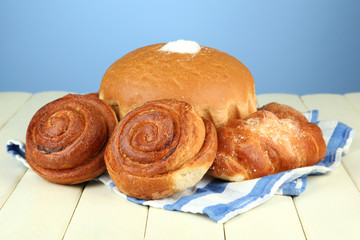 Composition with bread, rolls and napkin