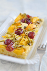 Blechkuchen mit Aprikosen und Kirschen