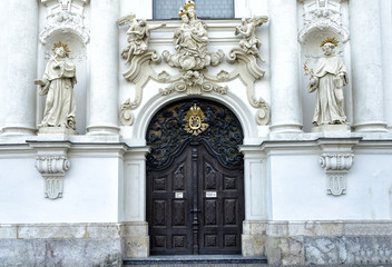 Fototapeta na wymiar old door in a church.
