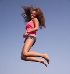 Junge Frau beim Springen