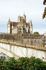 Obraz premium Cathédrale d'Auxerre, vue d'une berge de l'Yonne (France)