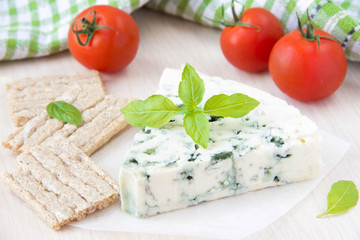 Blue cheese with a noble mould with diet bread, basiland tomato