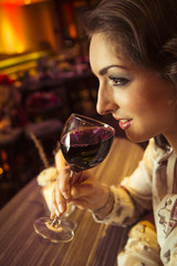 Attraktive brünette Frau in einer Bar